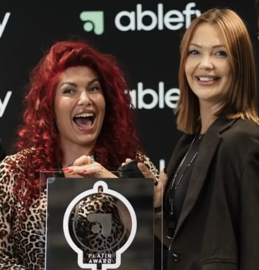 Jacky und Julez mit dem Platin Award von ablefy