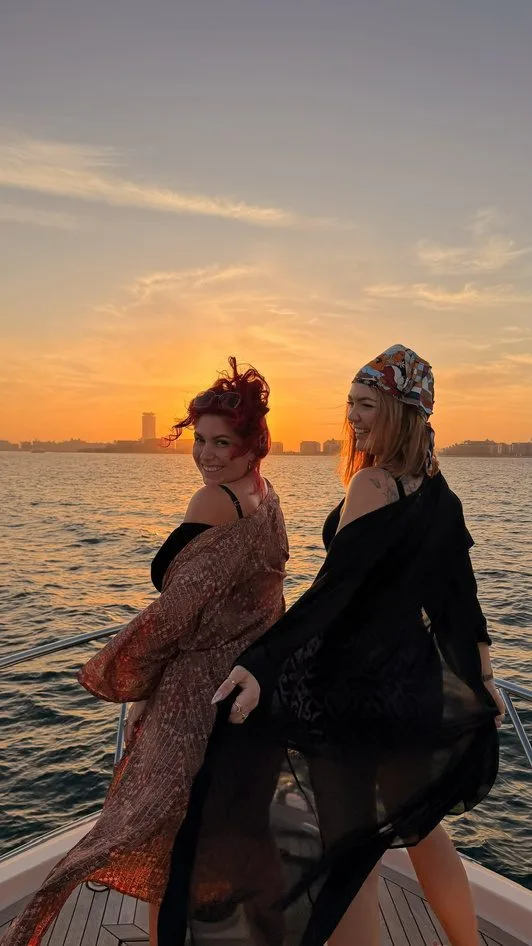 Jacky und Julez im Sonnenuntergang am Meer