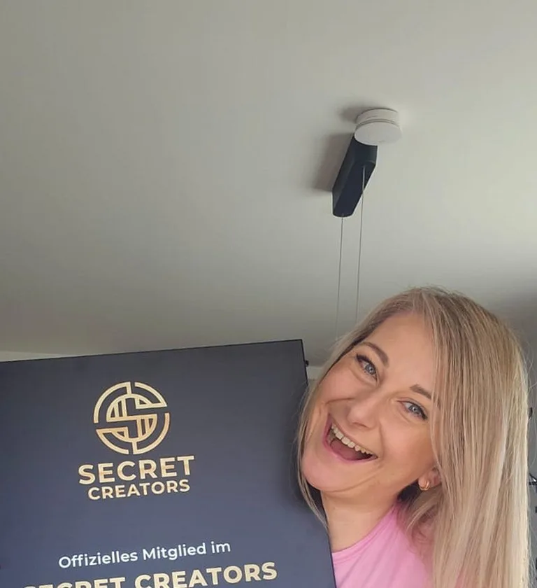Lejla mit ihrer Auszeichnung von Secret Creators